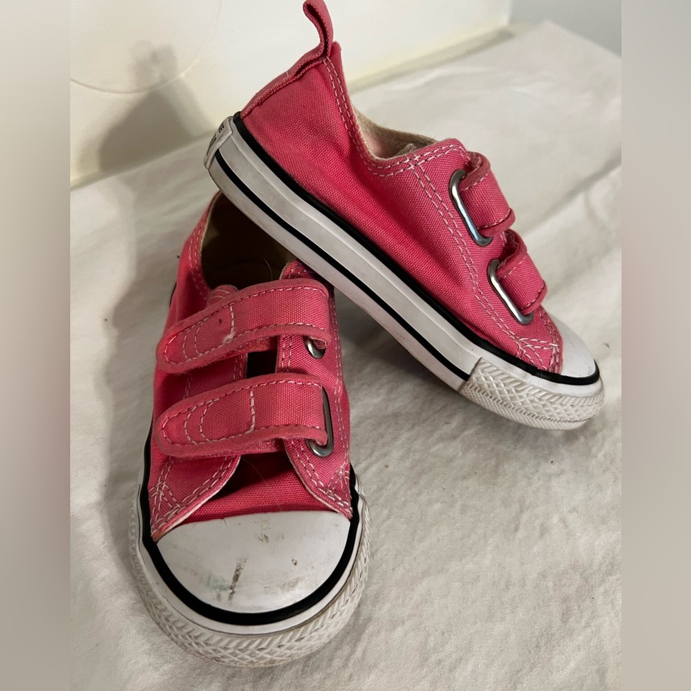 Little girls Converse sneaker. Toddler size 7